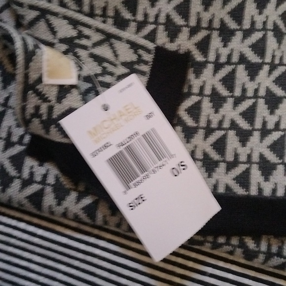 🎁💝NWT Michael Kors dark grey and light grey matching scarf and gloves - Picture 4 of 6